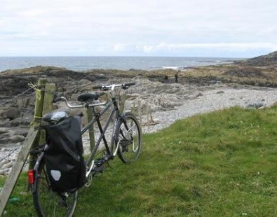 A tandem bicycle next to a beach on the Outer Hebrides, on a cycling holiday with The Carter Company