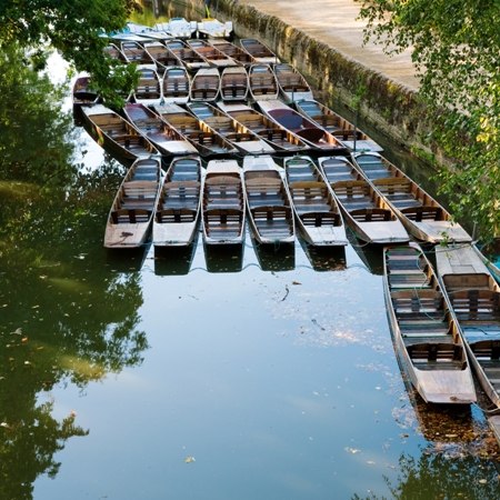 Punts lined up along the river - Thames path luxury walking tour