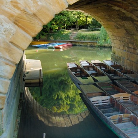 Bicycle tour of Oxford - see punts on the river