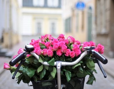 Beautiful bunch of roses in a bicycle basket - we recommend Liberty of London for a nice bunch of flowers