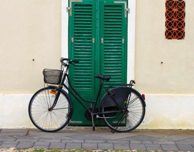 Black bicycle leant against a green door - our favourite bike blogs